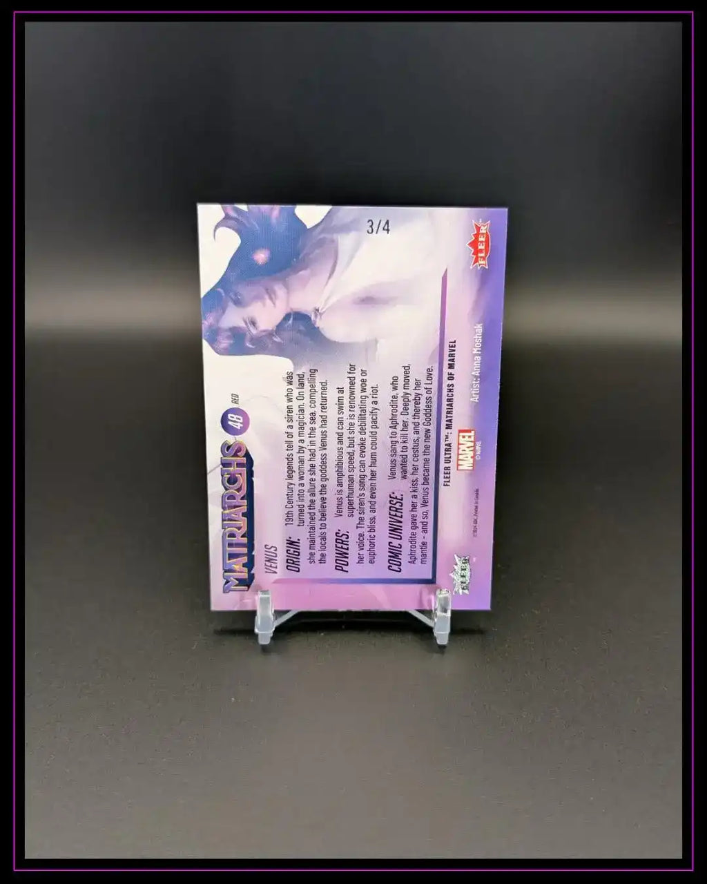 Rückseite einer Trading Card mit Meerjungfrau-Illustration und Beschreibung, lila Hintergrund, Marvel Motiv