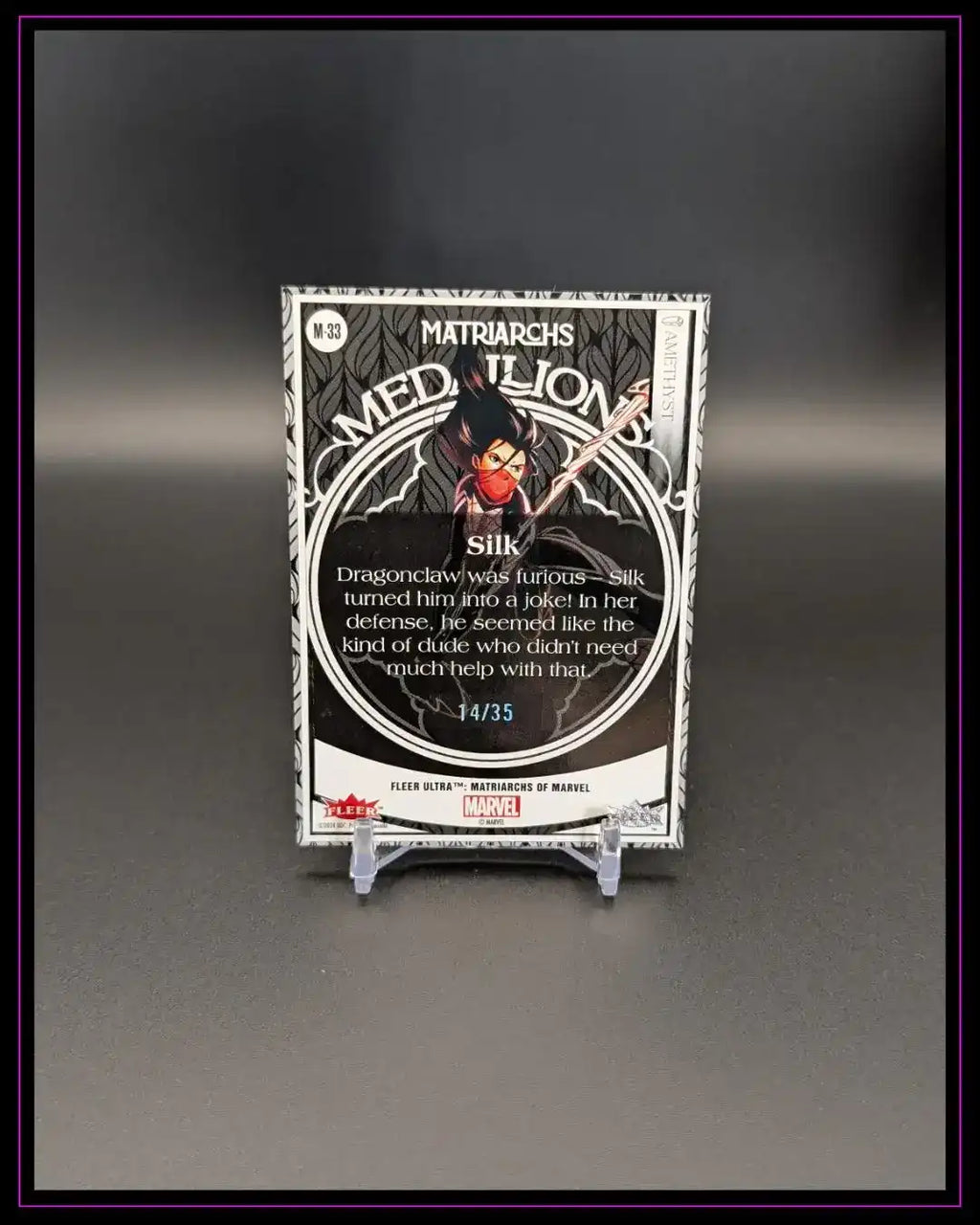 Marvel Trading Card Silk Matriarchs, limitierte Sammlerkarte auf Ständer, Nahaufnahme
