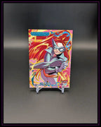 Sammelkarte mit Comic-Superheldin, farbenfrohes Design, Marvel Trading Card auf Ständer