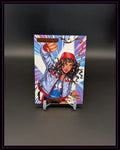Trading Card mit Superheldin in roter Kappe und Jeansjacke auf schwarzem Hintergrund