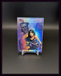 Hochwertige Trading Card mit Comic-Heldin, bunte Holo-Optik, Sammlerkarte auf Ständer