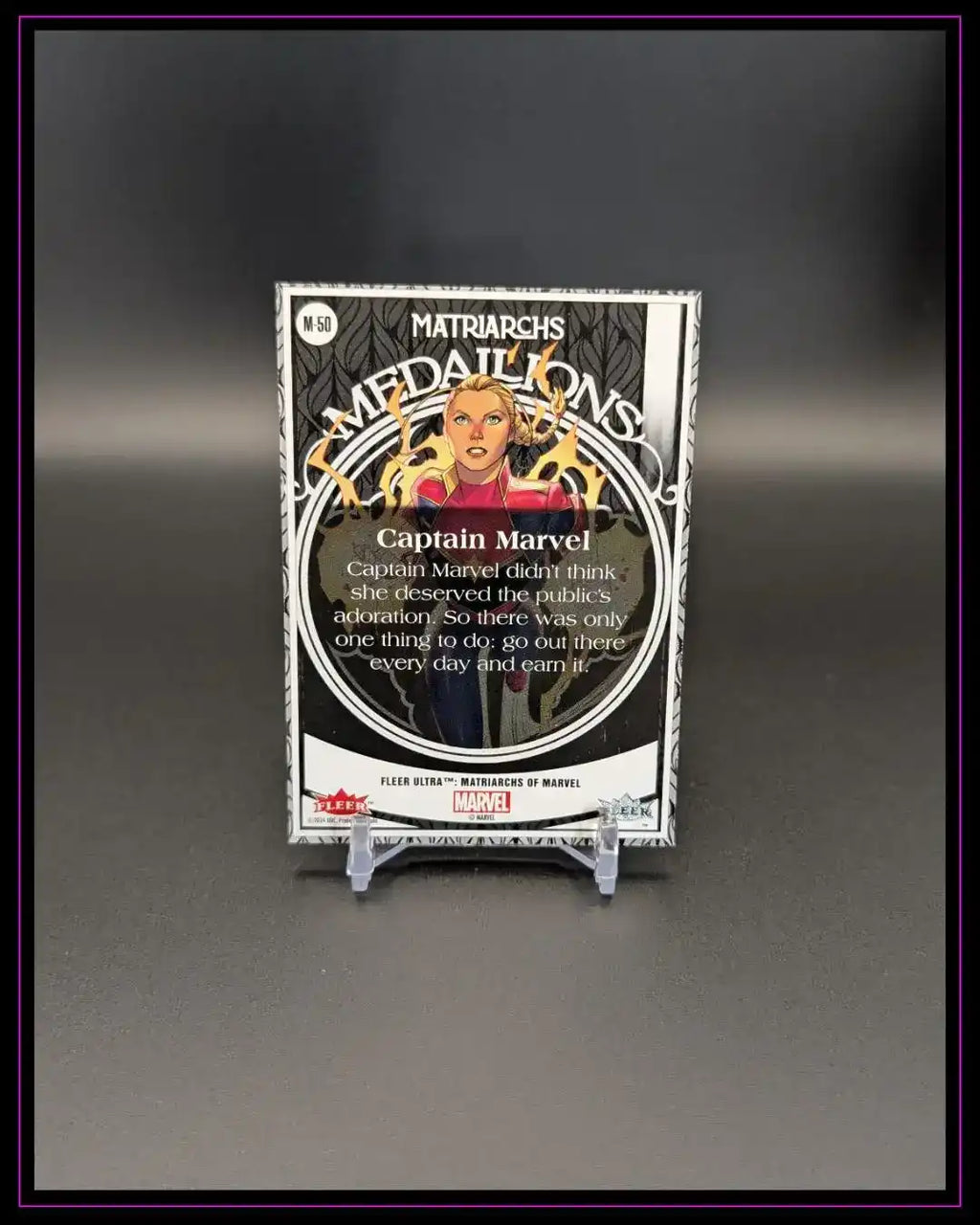 Captain Marvel Trading Card Marvel Matriarchs Medallions auf Kartenständer, Nahaufnahme