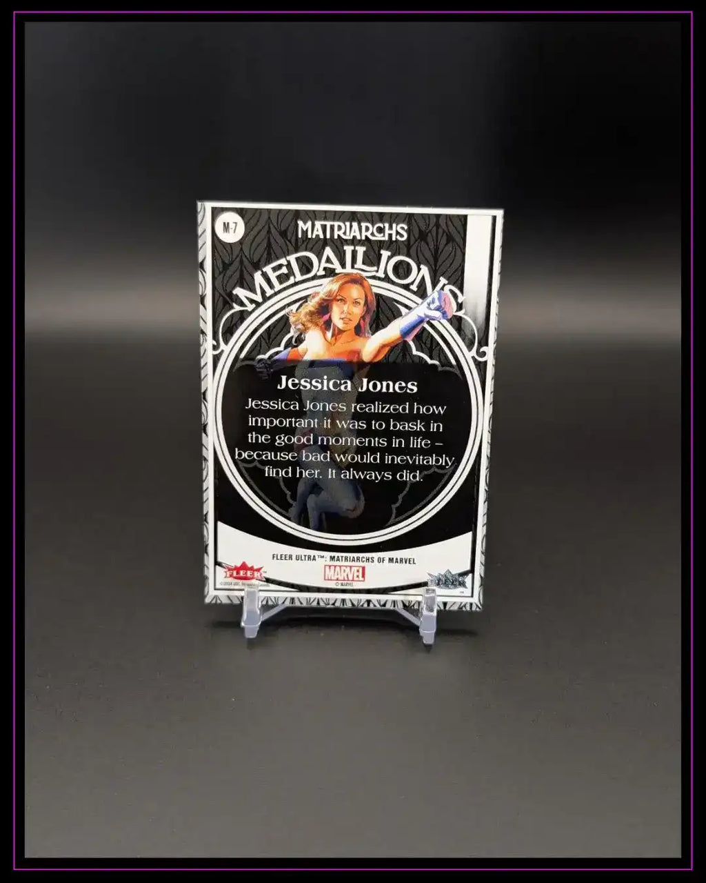 Rückseite einer Trading Card Jessica Jones Matriarchs of Marvel auf schwarzem Hintergrund