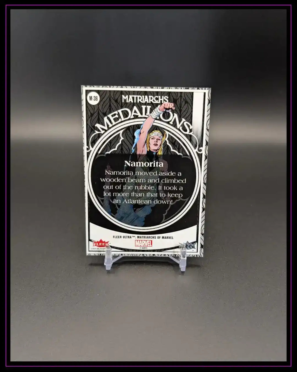 Namorita Marvel Trading Card Rückseite auf Ständer, Matriarchs Medallions Serie, Sammelkarte