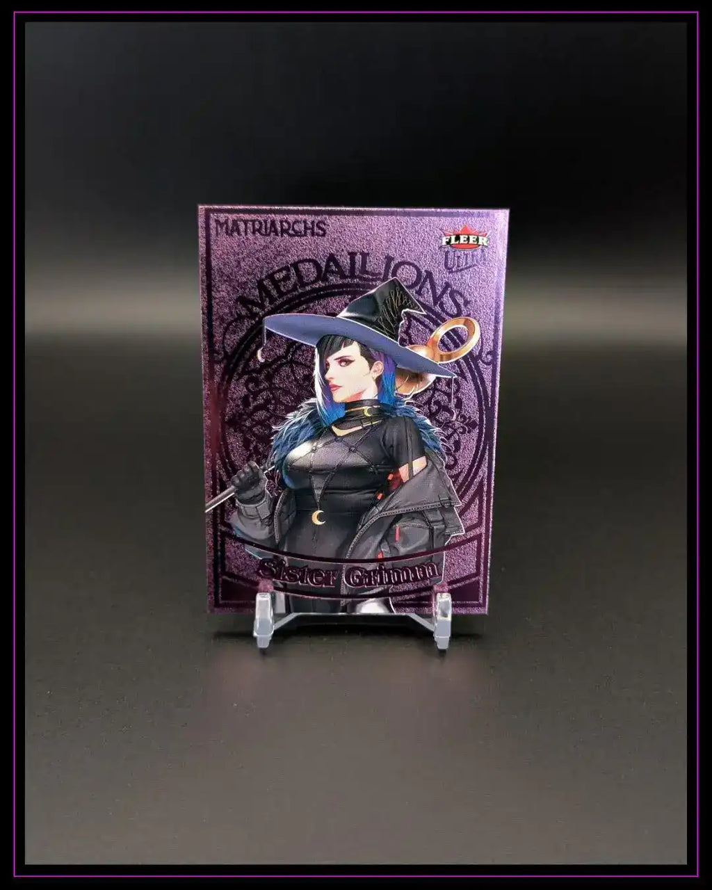 Sammelkarte Sister Grimm Matriarchs Fleer Ultra Marvel, lila Holo-Design, auf Ständer