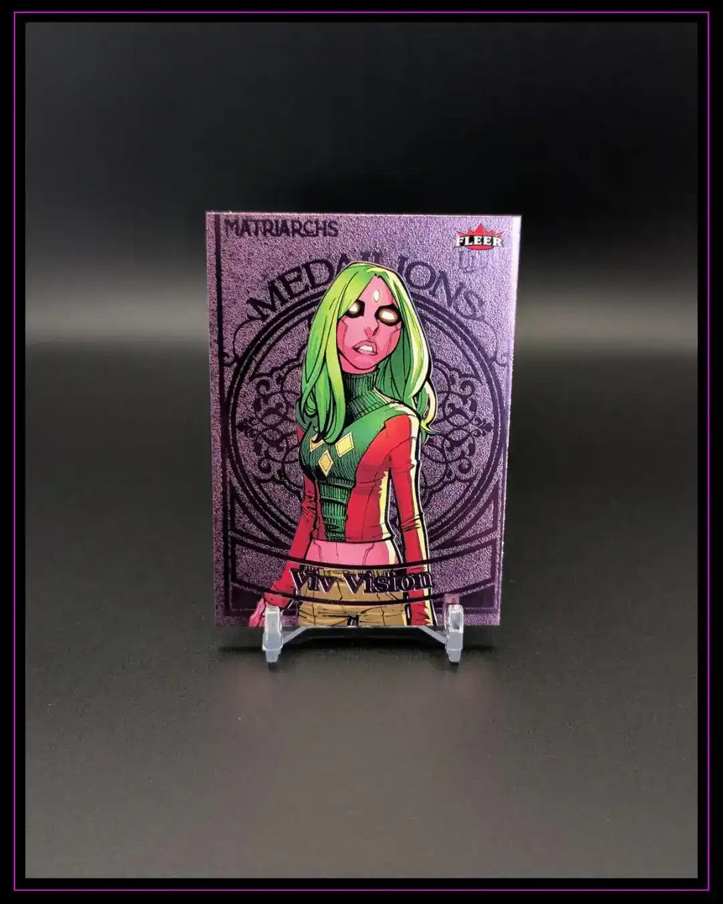 Trading Card mit Comic-Figur Viv Vision, lila glänzender Hintergrund, Fleer, Sammelkarte