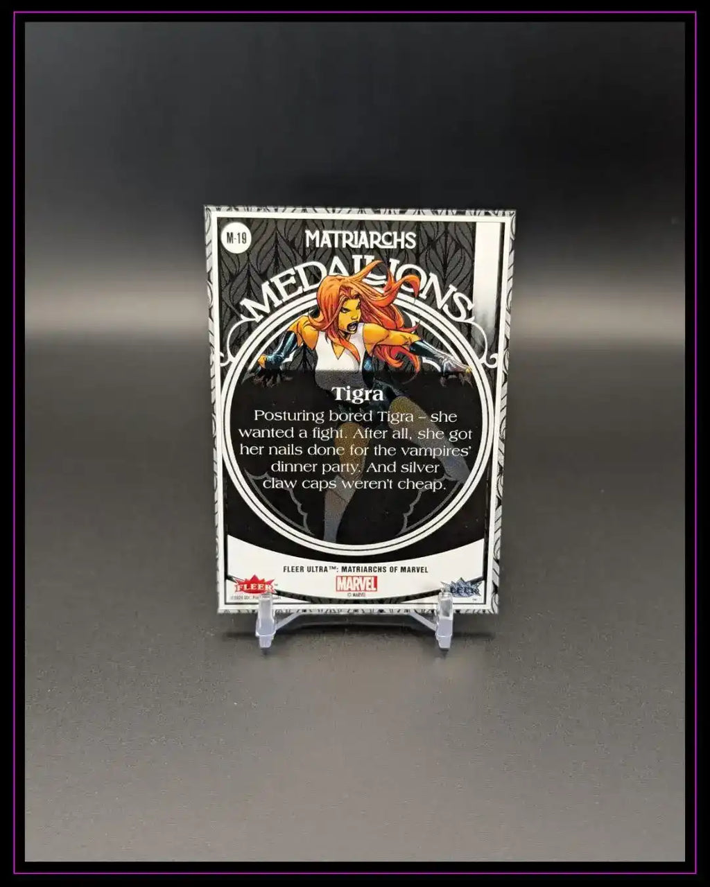Marvel Trading Card Tigra Matriarchs Medallions Rückseite auf Ständer, Sammlerstück