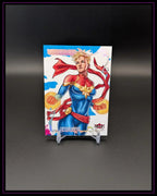 Captain Marvel Trading Card im Comic-Stil auf Kartenständer vor schwarzem Hintergrund