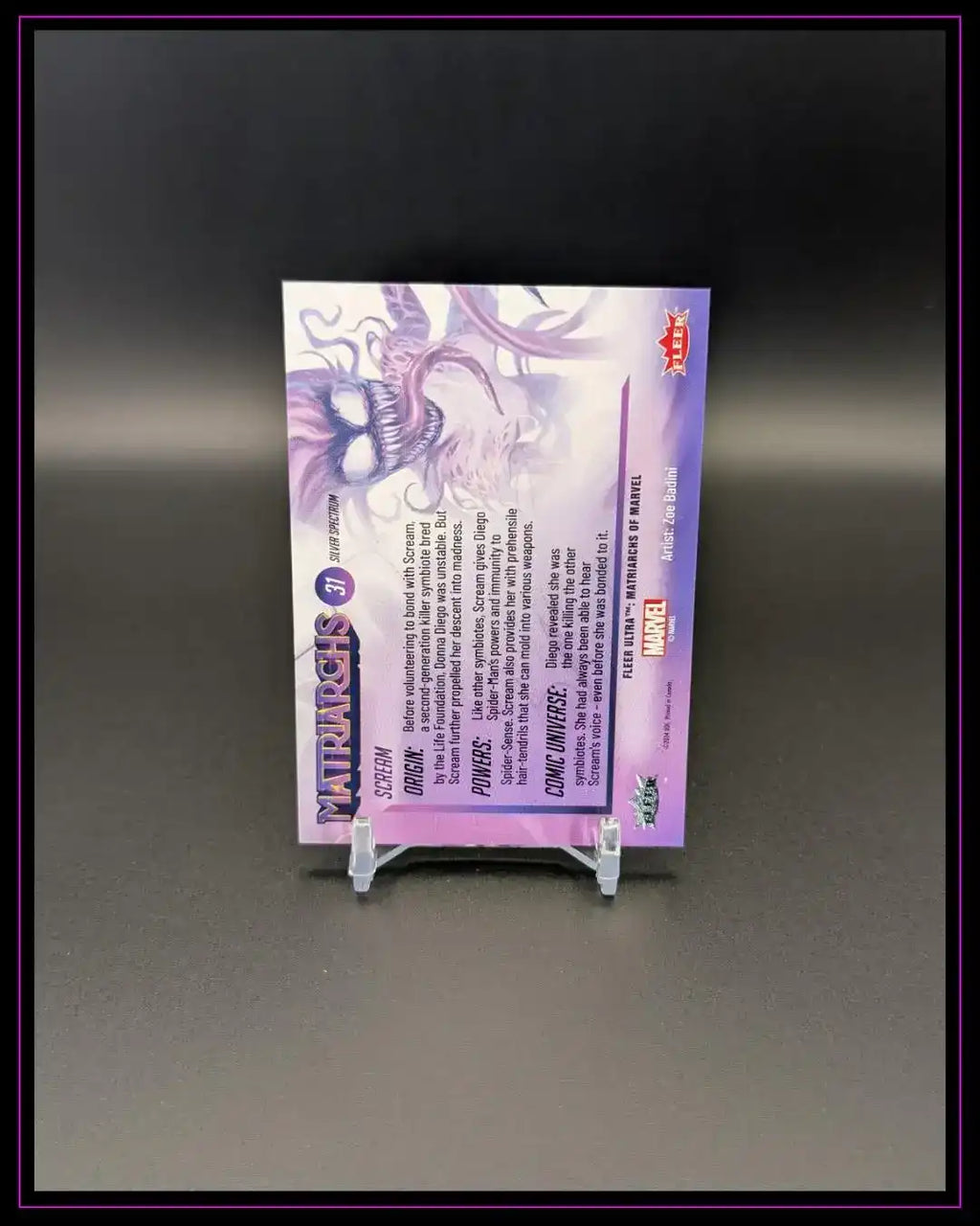 Rückseite einer Trading Card mit lila Comic-Illustration, Marvel-Sammelkarte auf Ständer