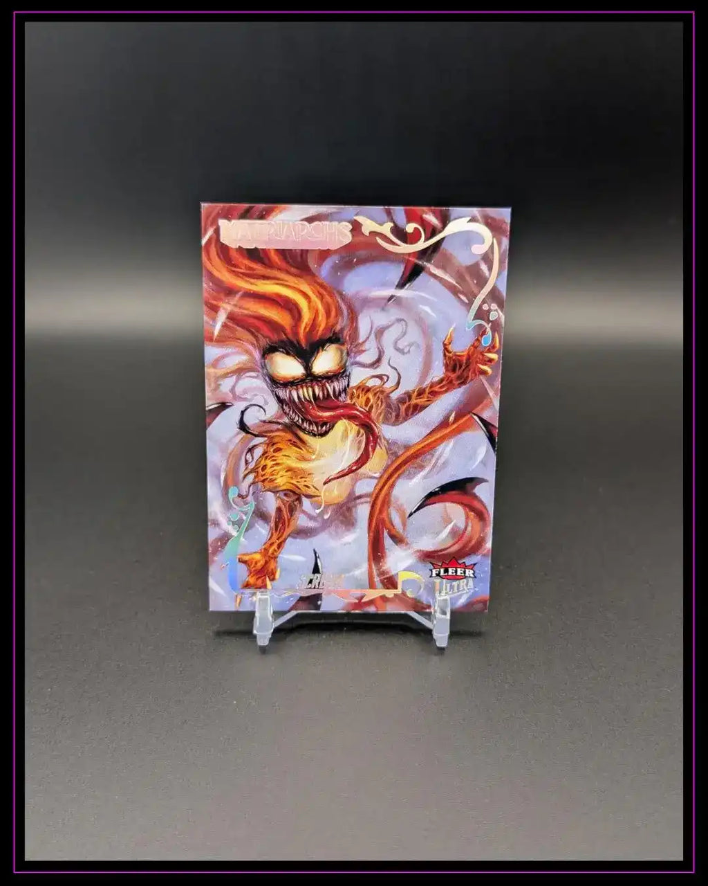 Trading Card mit Comic-Monster-Motiv, flammende Haare, auf schwarzem Hintergrund