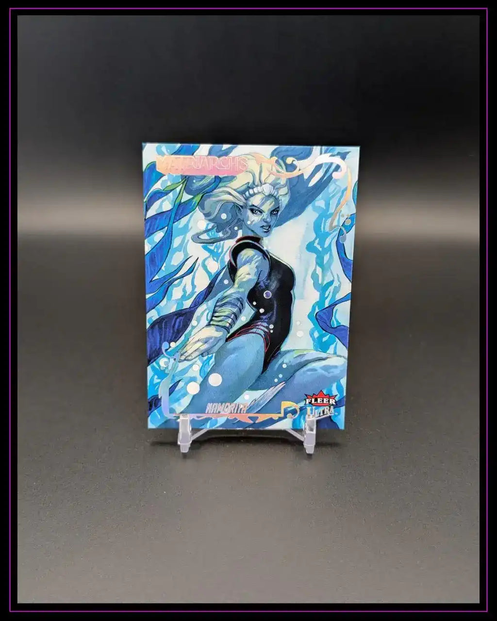 Trading Card mit Comic-Superheldin, Wasserdesign, Fleer Ultra, Sammlerstück auf Ständer