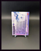 Rückseite einer lila Marvel Trading Card auf Ständer, mit Text und Comicfigur, auf schwarzem Hintergrund