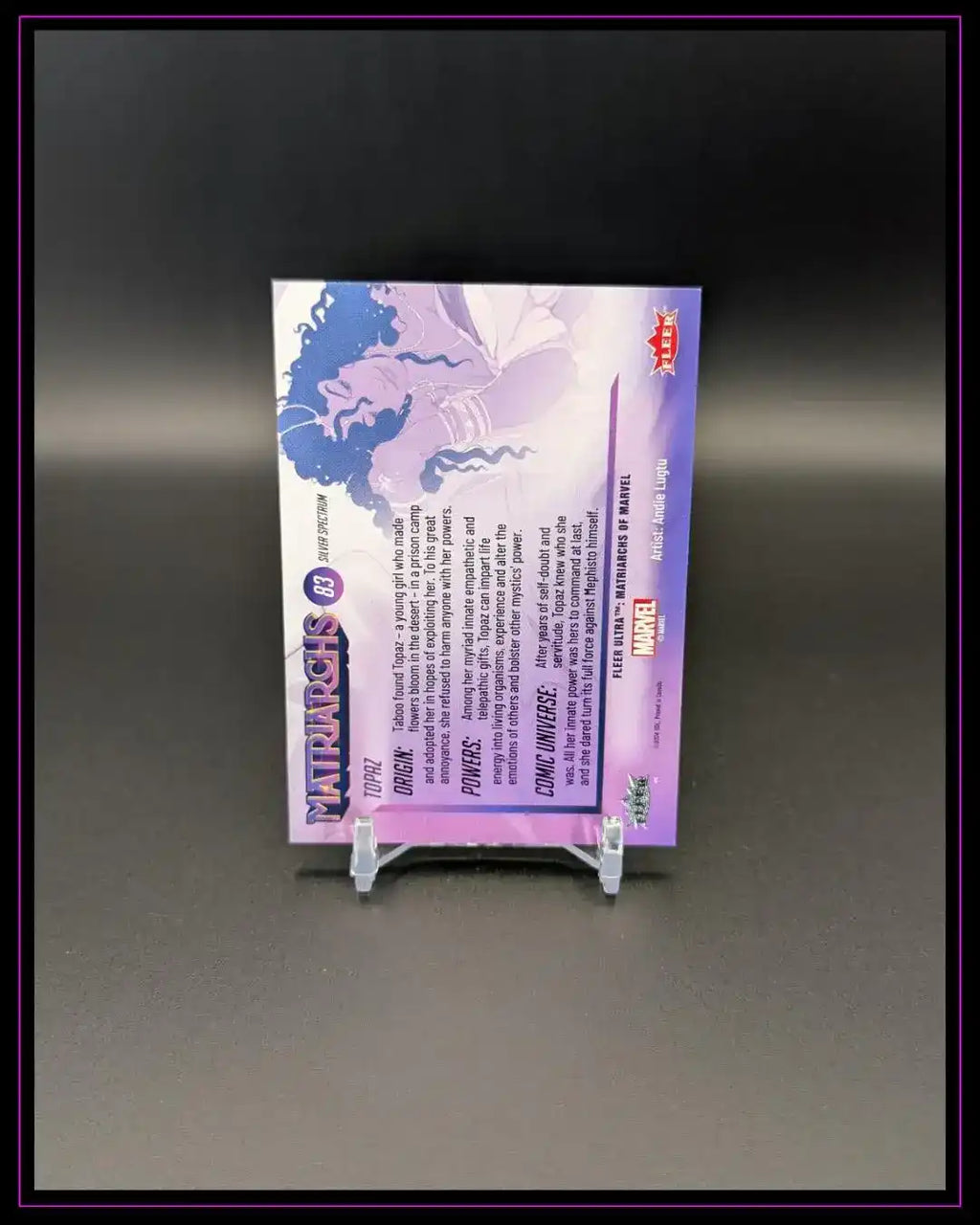 Rückseite einer Marvel-Trading Card mit lila Design, Text und Superhelden-Illustration