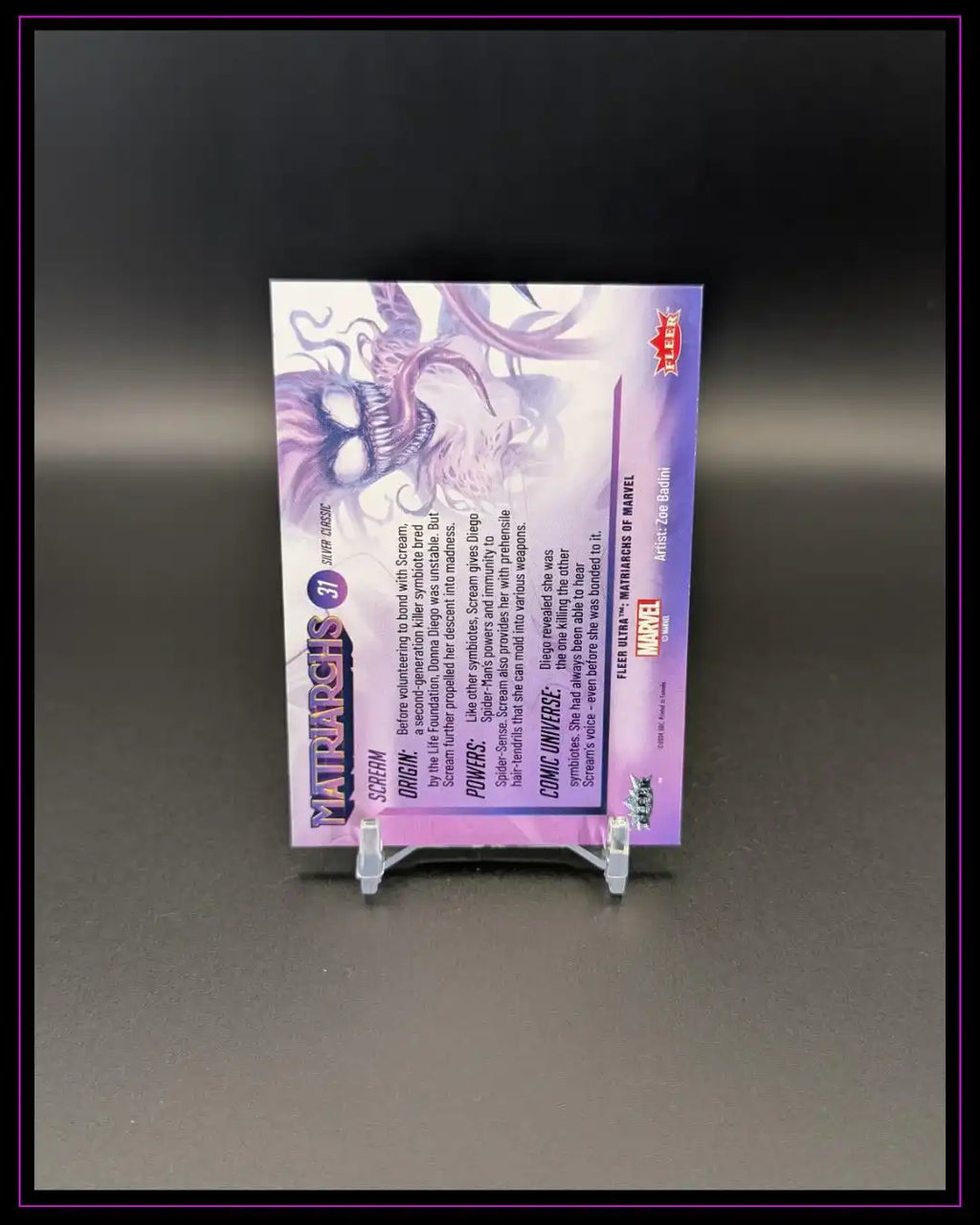 Rückseite einer lila Marvel Trading Card auf Kartenständer, Text und Illustration sichtbar