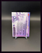 Rückseite einer lila Marvel Trading Card auf Kartenständer, Text und Illustration sichtbar