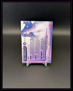 Rückseite einer Marvel Trading Card auf Ständer, lila Design mit Text und Charakterbild.