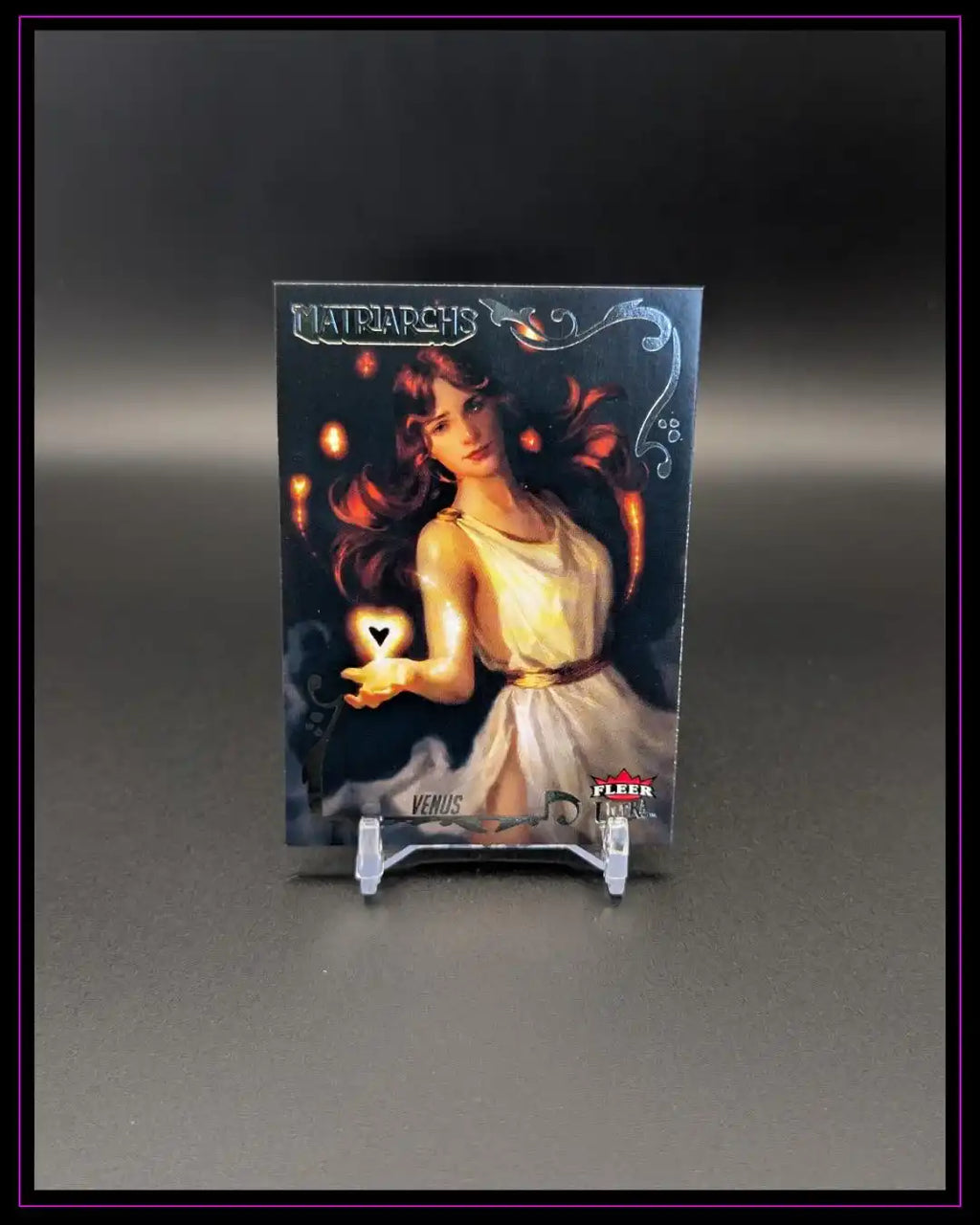 Sammelkarte Venus Matriarchs Fleer mit Fantasy-Frauenmotiv vor dunklem Hintergrund