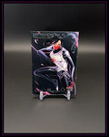 Trading Card mit Spider-Heldin Silk, Matriarchs-Design, Fleer Ultra, auf schwarzem Hintergrund