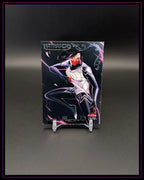 Trading Card mit Spider-Heldin Silk, Matriarchs-Design, Fleer Ultra, auf schwarzem Hintergrund