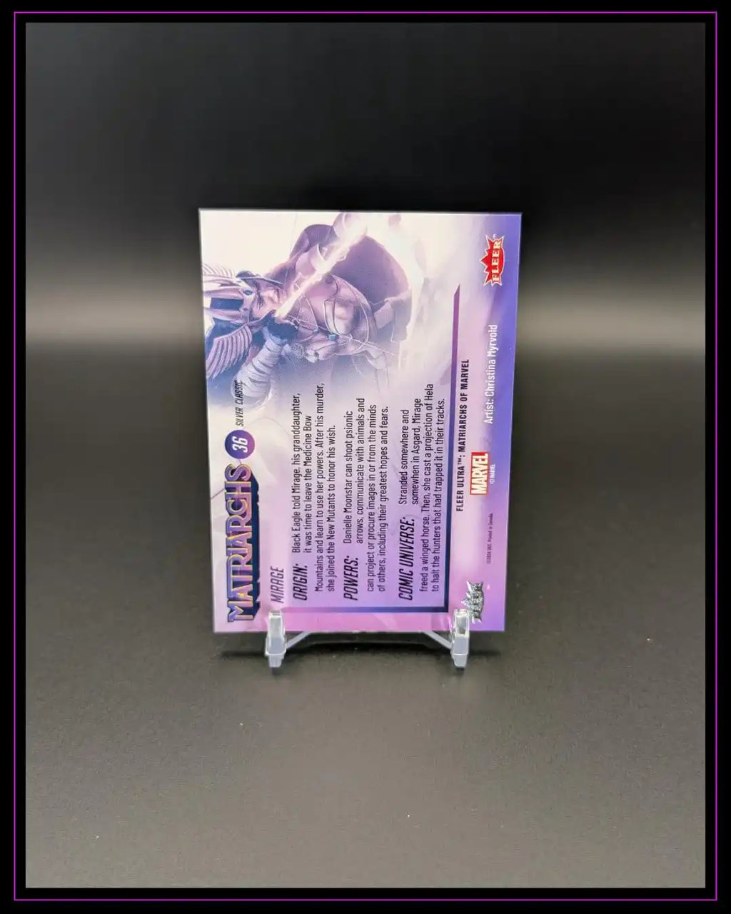 Rückseite einer lila Marvel Trading Card auf Ständer, Text mit Charakterdetails sichtbar