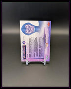 Rückseite einer Marvel Trading Card mit lila Motiv und Text, auf Kartenständer präsentiert.