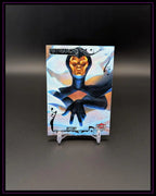 Trading Card mit Illustration der Figur Destiny, goldene Maske, schwarzes Kostüm, Aufschrift Matriarchs