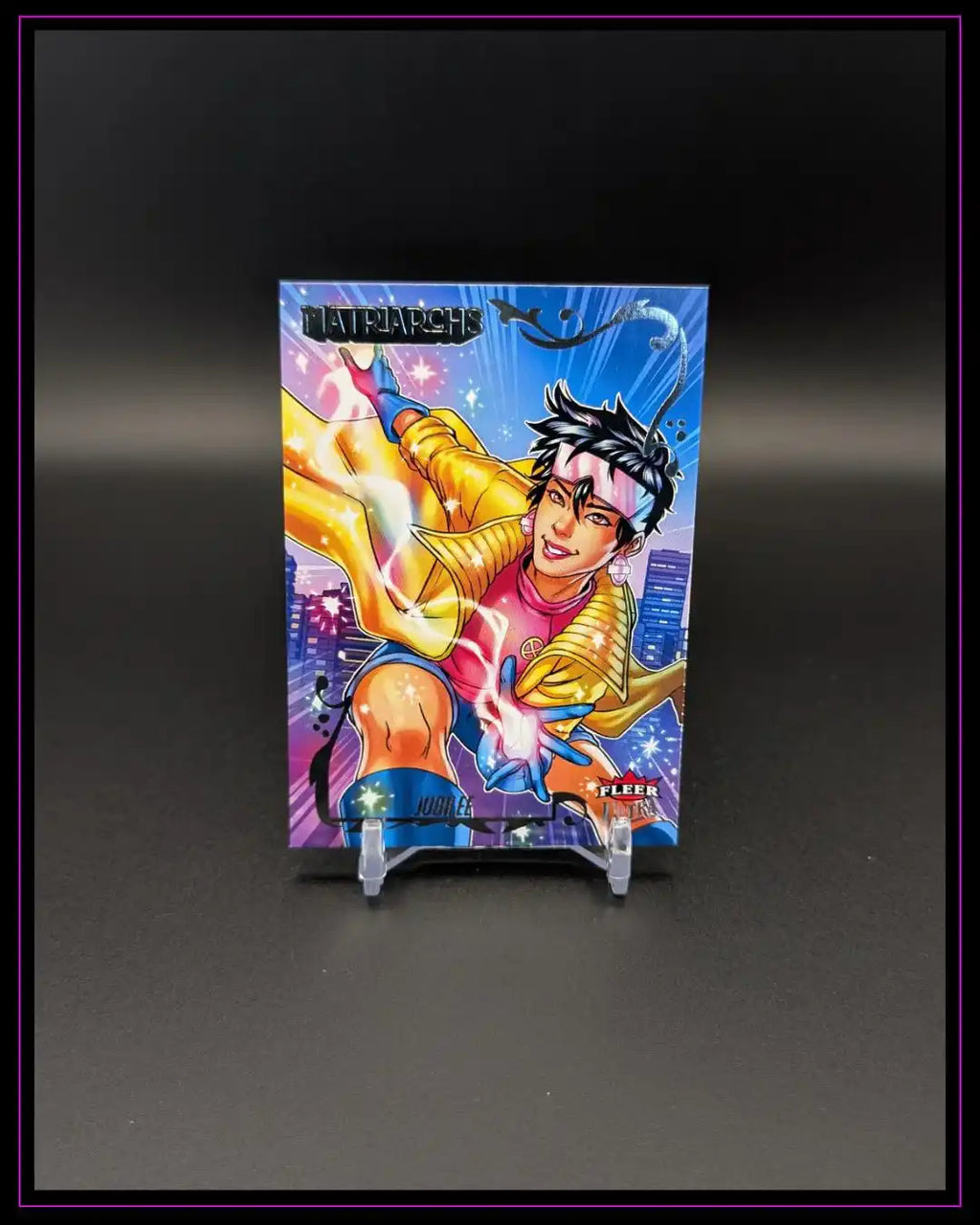 Bunte Trading Card mit Superheldin vor Comic-Hintergrund, auf Kartenständer ausgestellt