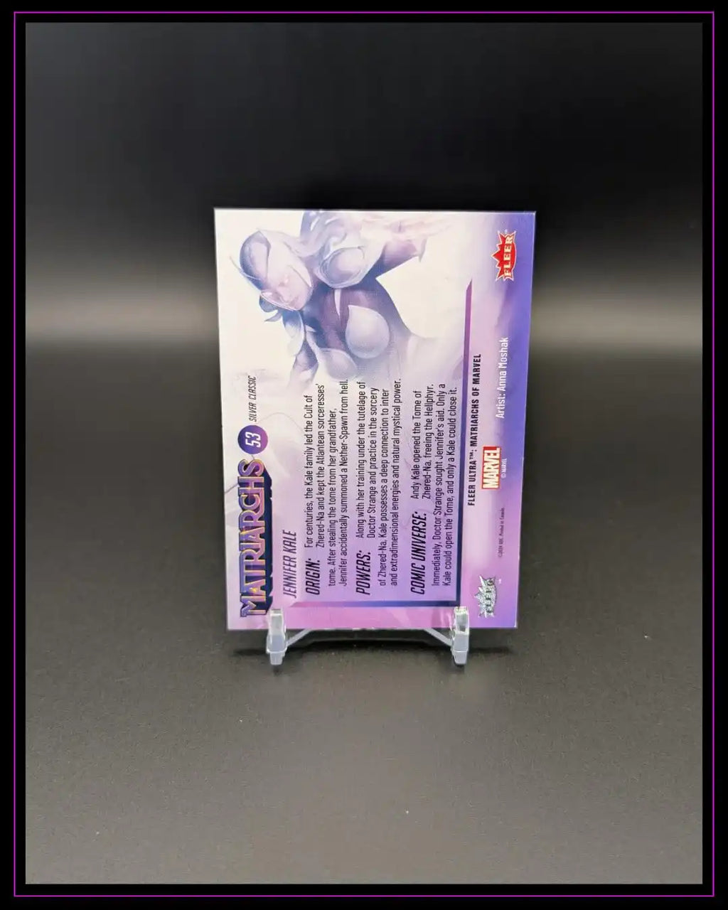Rückseite einer Marvel Trading Card auf schwarzem Hintergrund, Detailtext und Illustration sichtbar