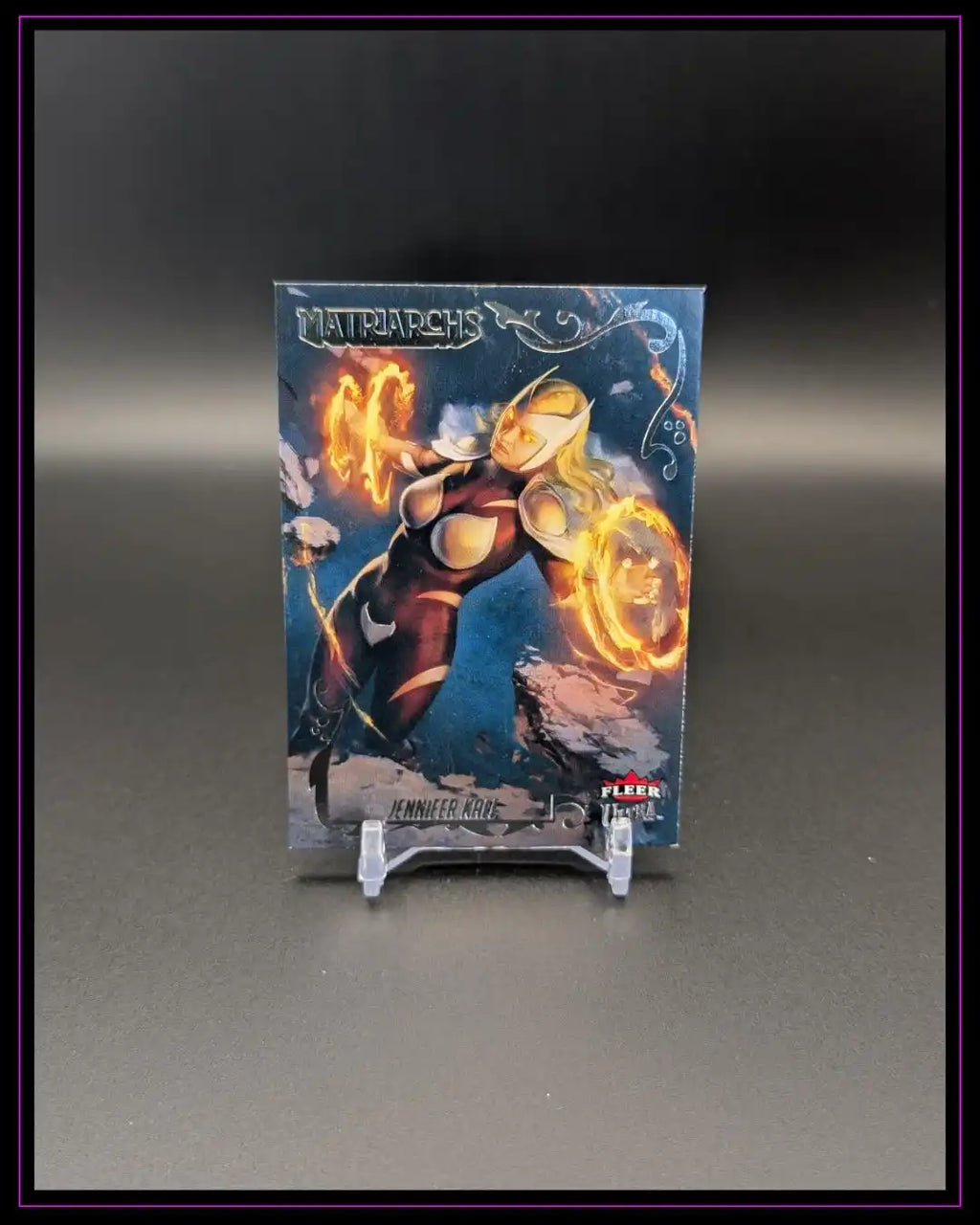 Trading Card mit Superheldin, Comic-Design, Feuer-Effekte, Sammlerstück auf Ständer