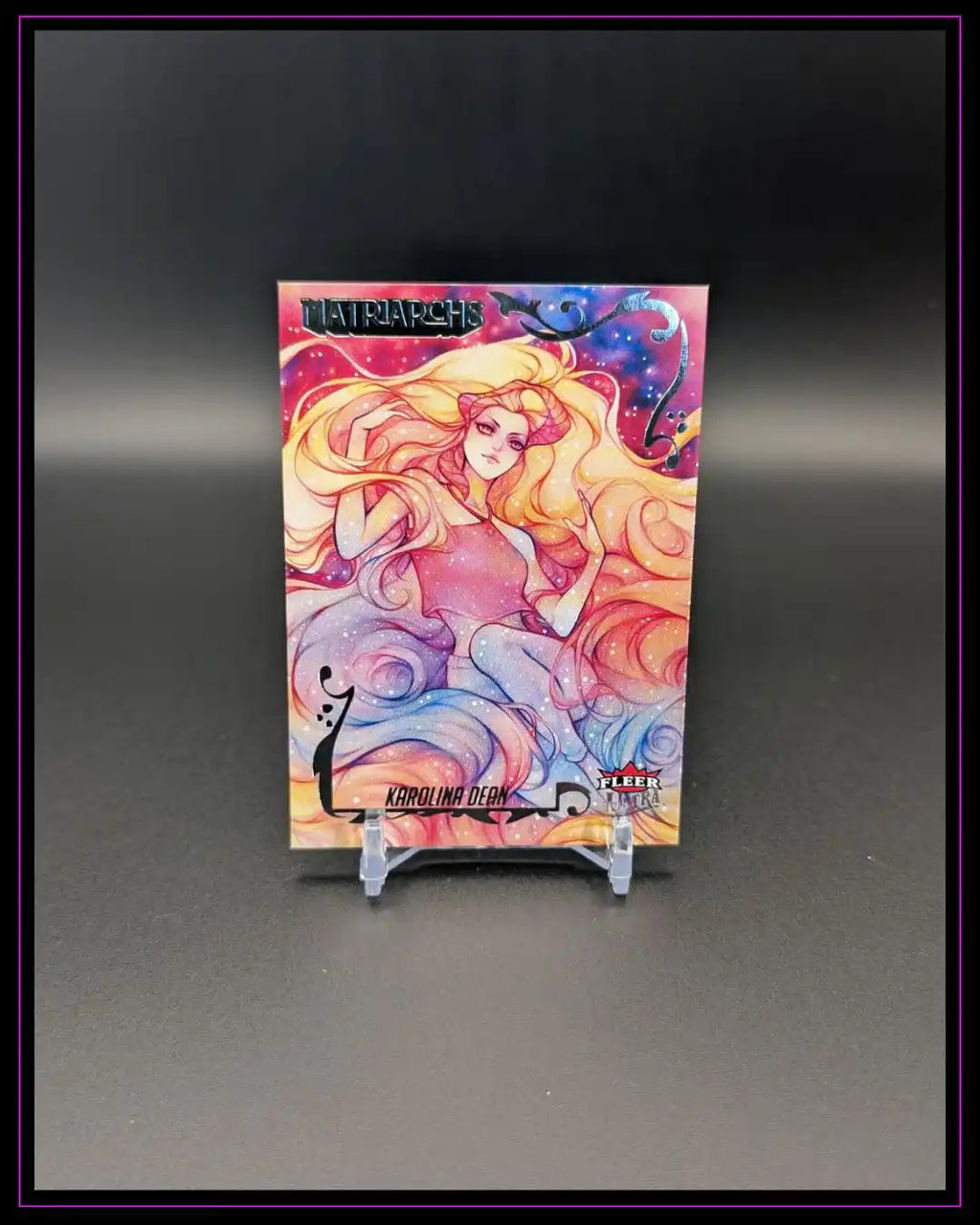 Sammelkarte mit gezeichneter Frau, buntem Hintergrund, Aufschrift Matriarchs und Karolina Dean