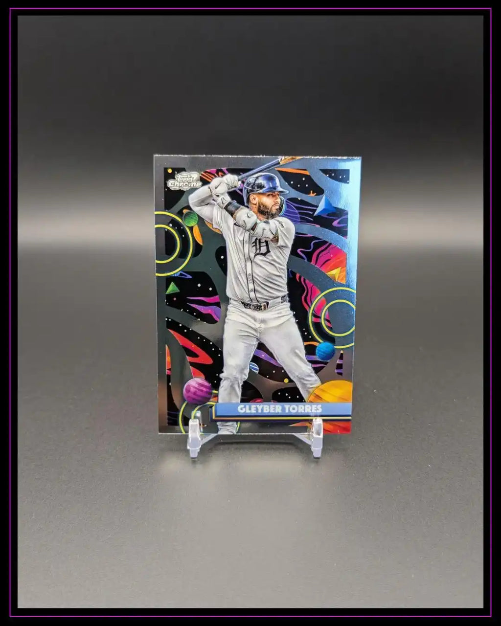 Baseball Sammelkarte Gleyber Torres mit buntem, abstraktem Hintergrund, auf Kartenständer