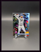 Baseball Sammelkarte Gleyber Torres mit buntem, abstraktem Hintergrund, auf Kartenständer