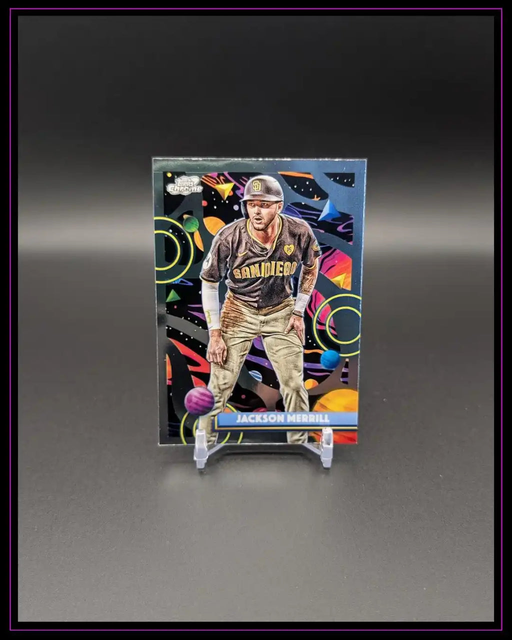 Baseball-Trading Card mit Spieler in San Diego-Trikot, bunter Hintergrund, Jackson Merrill Name sichtbar