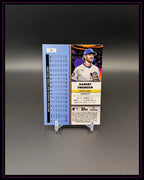 Baseball-Sammelkarte von Dansby Swanson, Chicago Cubs, auf schwarzem Hintergrund, Rückseite mit Statistiken.