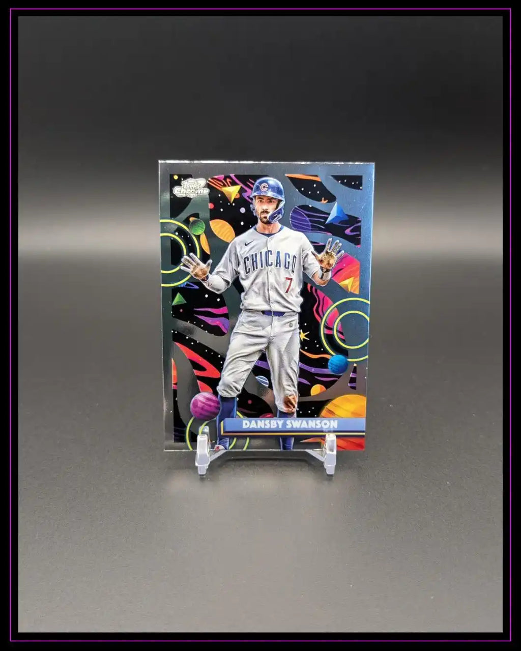 Topps Chrome Baseballkarte mit Chicago-Spieler Dansby Swanson, bunter Hintergrund, Sammlerstück