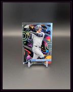 Baseball Trading Card Austin Wells mit galaktischem Hintergrund auf schwarzem Display, Topps Chrome