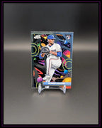 Baseball Trading Card von Kumar Rocker, bunte Hintergrundmotive, auf Ständer präsentiert.