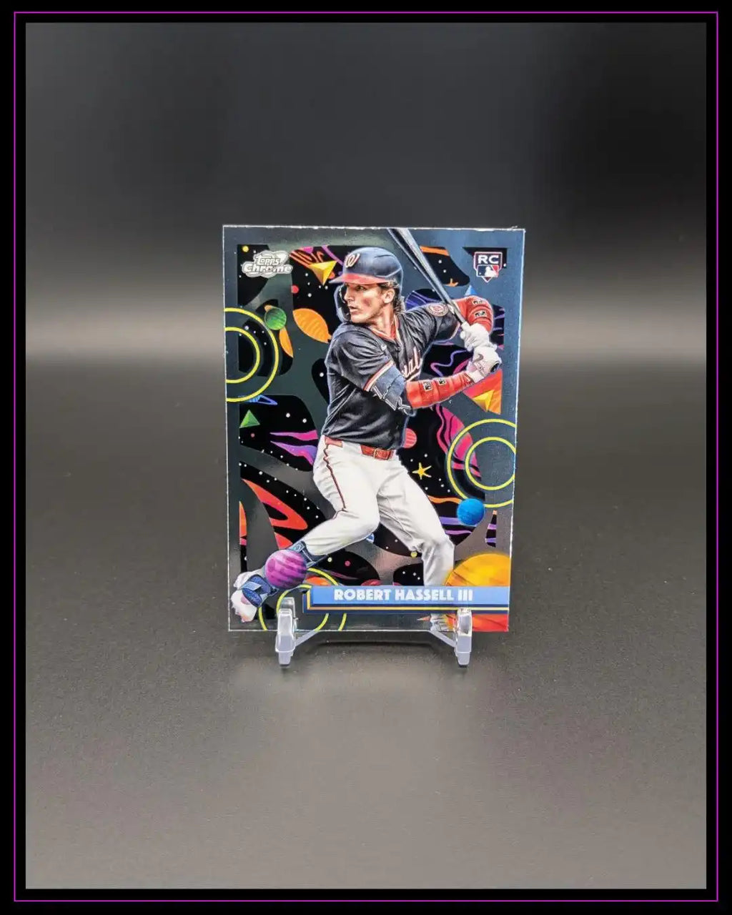 Baseball-Sammelkarte Robert Hassell III, farbenfroher Hintergrund, Trading Card auf Ständer