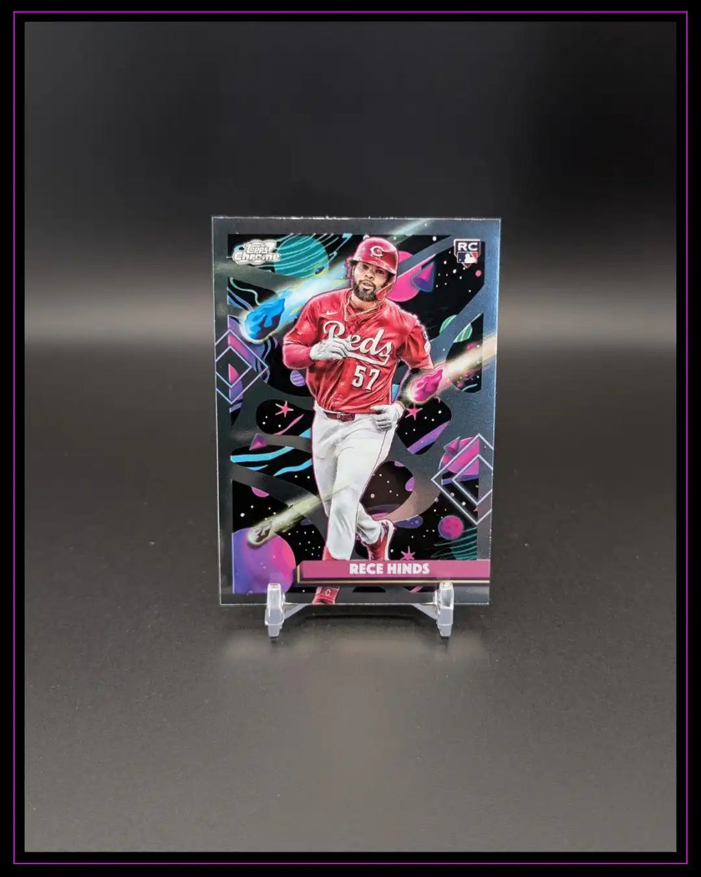 Baseball Sammelkarte von Rece Hinds im Reds-Trikot mit buntem, glänzendem Design