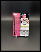 Rückseite einer Alan Roden Baseball-Trading Card mit Statistiken und Spielerinfos, auf Ständer.