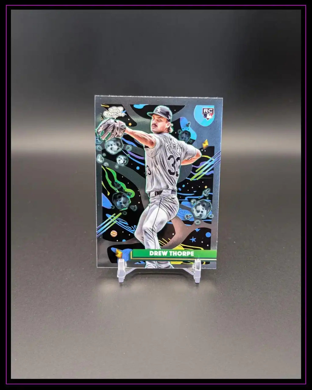 Baseball Trading Card mit Drew Thorpe im silbernen Trikot, bunte Chrome-Designs, Rookie-Logo