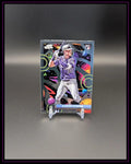 Baseball Trading Card mit Spieler in lila Trikot, bunter Hintergrund, auf Ständer präsentiert