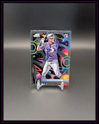 Baseball Trading Card mit Spieler in lila Trikot, bunter Hintergrund, auf Ständer präsentiert