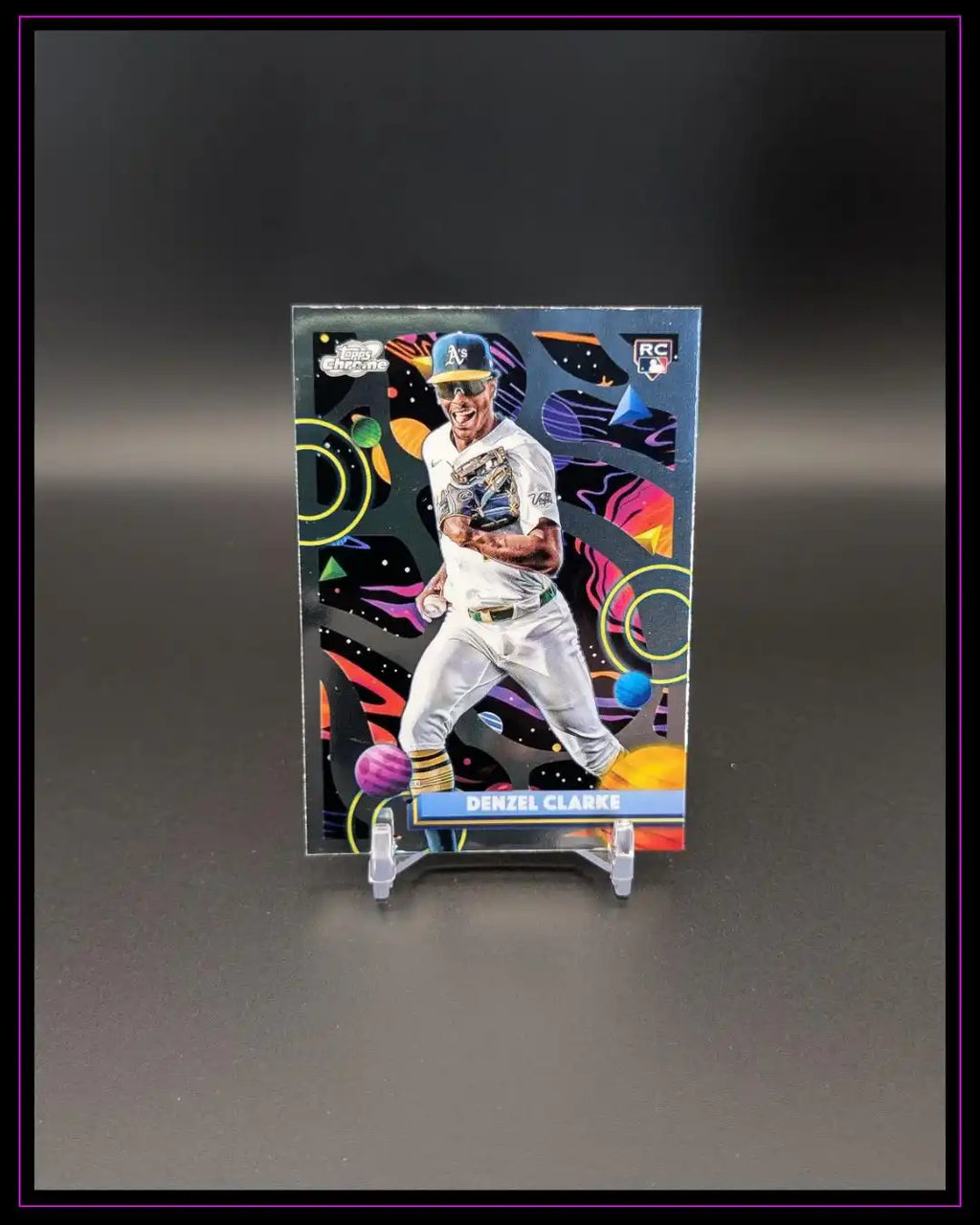 Baseball-Trading Card mit Spieler in weißem Trikot, buntem Hintergrund und Denzel Clarke-Namen.