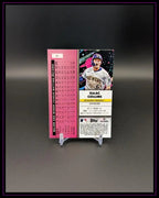 Rückseite einer Milwaukee Brewers Trading Card von Isaac Collins mit Statistiken, Baseballkarte auf Ständer.