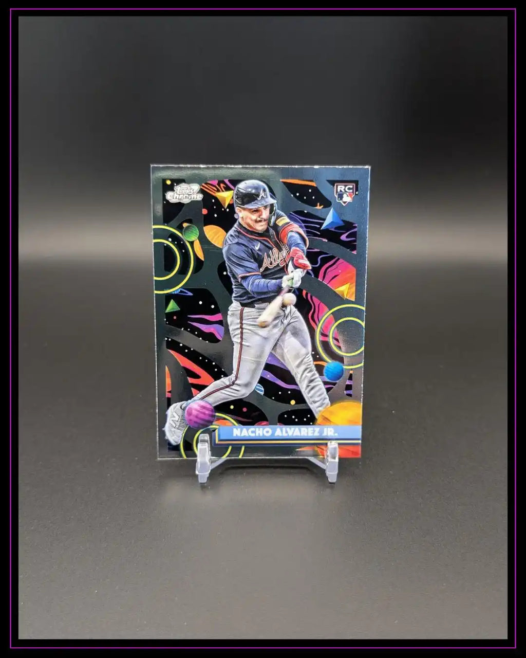 Nacho Alvarez Jr. Baseball Trading Card mit buntem, abstraktem Hintergrund und Rookie-Logo