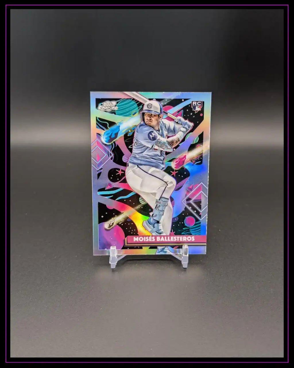 Baseball Rookie Trading Card Moises Ballesteros mit buntem Hologramm-Design auf Ständer