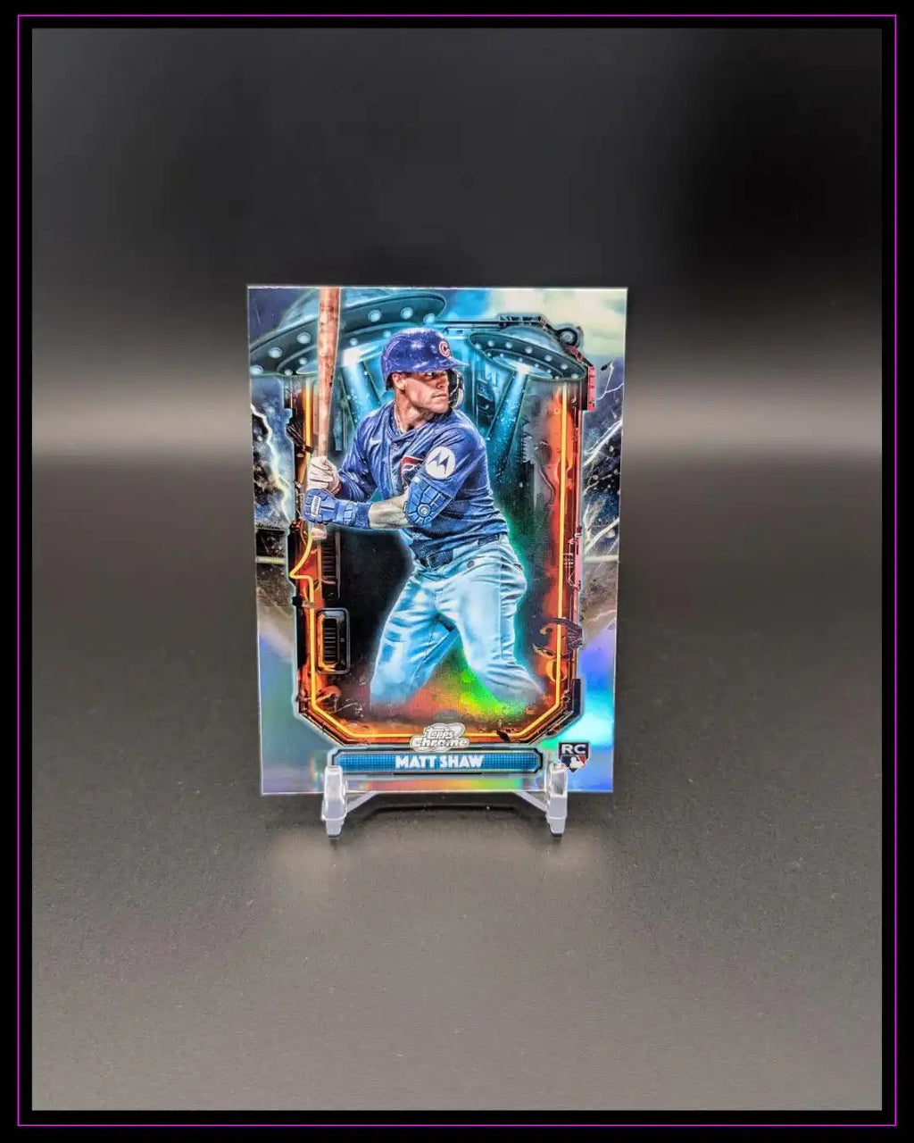 Glänzende Baseball-Trading Card mit Spieler im blauen Trikot und futuristischem Hintergrund auf Ständer
