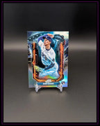 Baseball Sammelkarte Roki Sasaki, farbiges Design, Rookie Card, auf Kartenständer