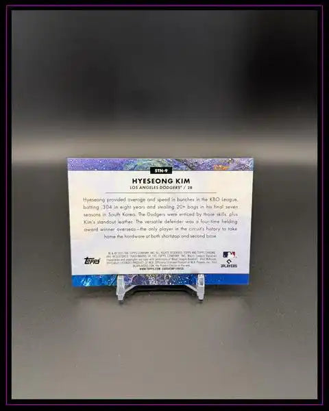 Rückseite einer Hyeseong Kim Baseball Trading Card auf Kartenständer, Nahaufnahme